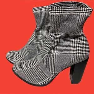 Nature Breeze women’s gray and black high heels Booties-Size 9 NWOT